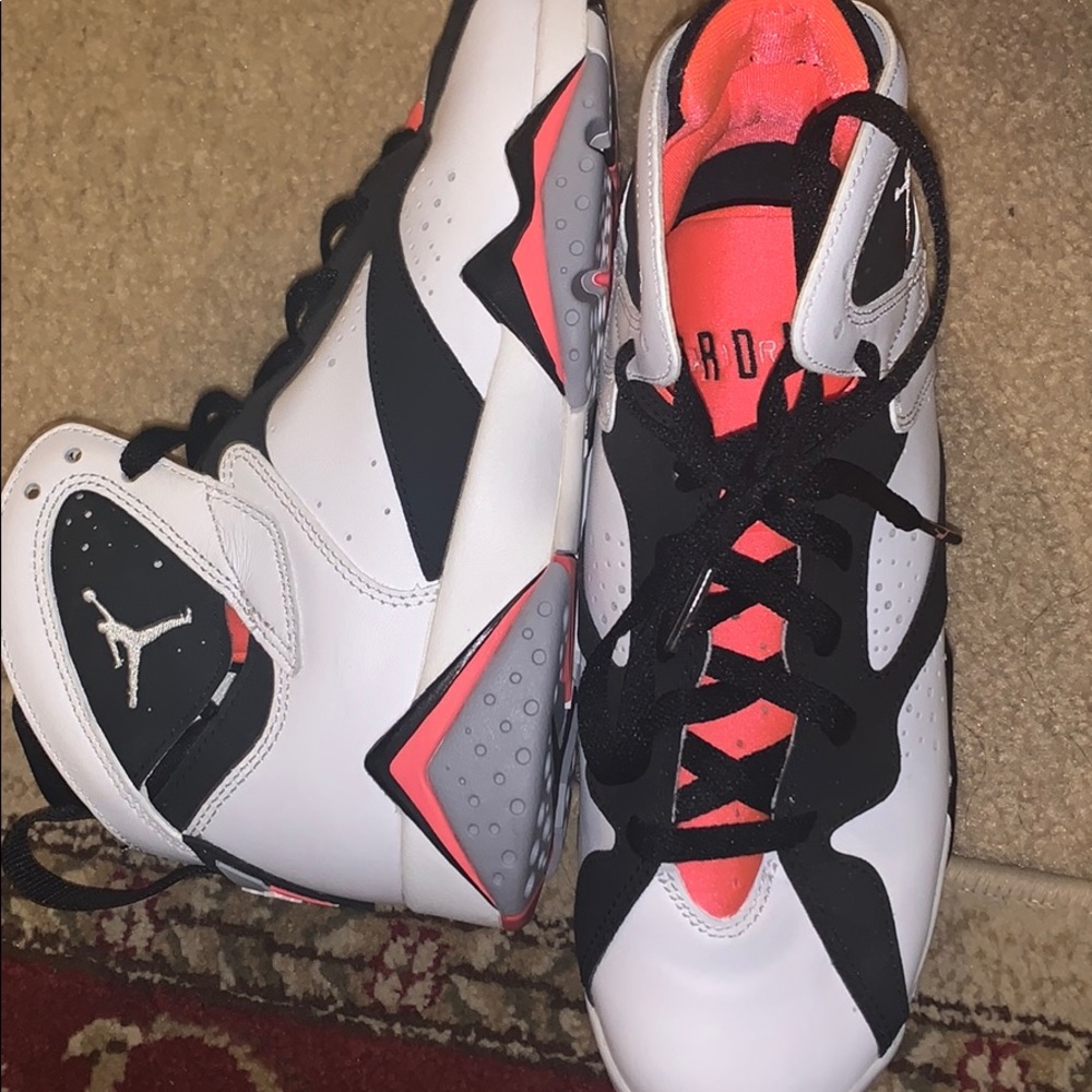 Jordan’s retro 6 pink highlight white sneakers